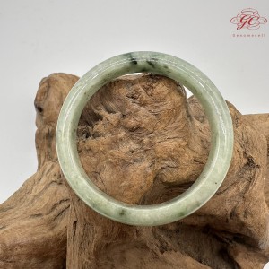 【肌容雪】天然緬甸A貨綠飄花翡翠平安鐲 編號344(鐲圍56.8mm#18號)