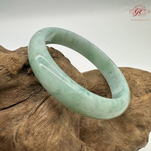 【肌容雪】天然緬甸A貨綠飄花翡翠平安鐲 編號352(鐲圍56.4mm#17.5號)