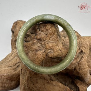 【肌容雪】天然緬甸A貨綠飄花翡翠平安鐲 編號353(鐲圍56.3mm#17.5號)