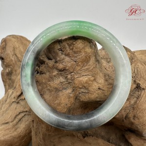 【肌容雪】天然緬甸A貨冰正陽綠烏雞翡翠平安鐲 編號381(鐲圍56mm#17.5號) 【肌容雪】天然緬甸A貨冰正陽綠烏雞翡翠平安鐲 編號381(鐲圍56mm#17.5號)
