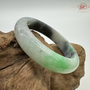 【肌容雪】天然緬甸A貨冰正陽綠烏雞翡翠平安鐲 編號381(鐲圍56mm#17.5號) 【肌容雪】天然緬甸A貨冰正陽綠烏雞翡翠平安鐲 編號381(鐲圍56mm#17.5號)