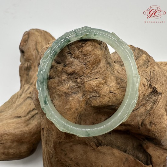 【肌容雪】天然緬甸A貨冰綠飄花翡翠雕花貴妃鐲 編號411(鐲圍58.2mm#18.5號)