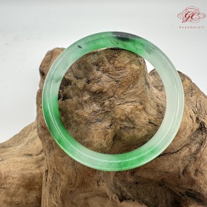 【肌容雪】天然緬甸A貨冰正揚綠飄花翡翠平安鐲 編號563(鐲圍50.0mm#16號)