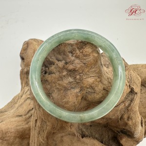 【肌容雪】緬甸天然A貨翡翠冰芹綠飄花平安鐲 編號748(鐲圍54.5mm#17號)