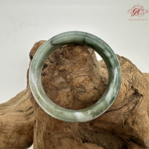 【肌容雪】天然美石糯種綠飄花平安鐲 編號B226(鐲圍50.2mm#16號)