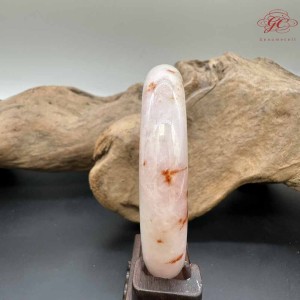 【肌容雪】緬甸天然A貨翡翠正冰粉色灑金美鐲 編號408(鐲寬 56.6mm  #18.5號)