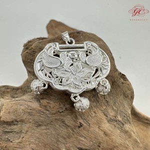 【肌容雪】老銀花朵造型平安符吊墜附盒 編號A39