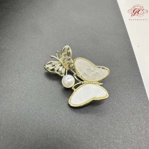 【肌容雪】雙蝶白貝天然珍珠胸針附收納盒 編號P13