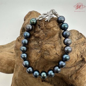 【肌容雪】絢彩孔雀天然珍珠手鍊蝴蝶鑲鑽扣飾附收納盒 編號P03