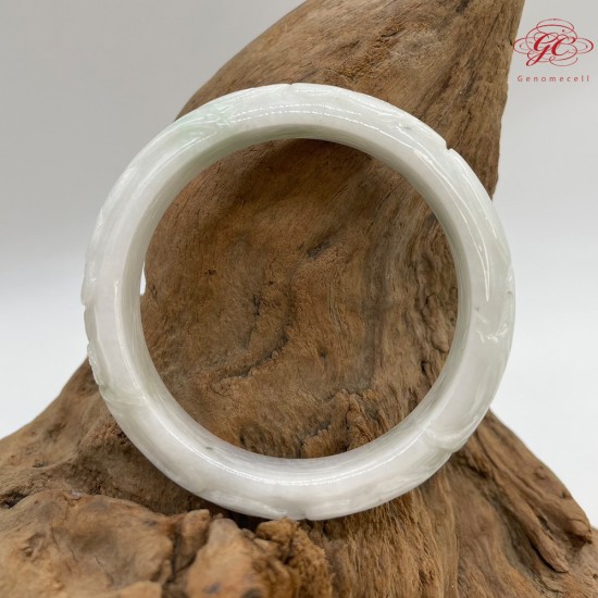 【肌容雪】天然緬甸A貨白底飄花雕工翡翠手鐲 編號78 (鐲寬 55.3mm #18號) 【肌容雪】天然緬甸A貨白底飄花雕工翡翠手鐲 編號78 (鐲寬 55.3mm #18號)