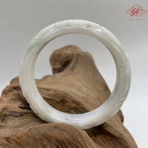 【肌容雪】天然緬甸A貨白底飄花雕工翡翠手鐲 編號78 (鐲寬 55.3mm #18號)