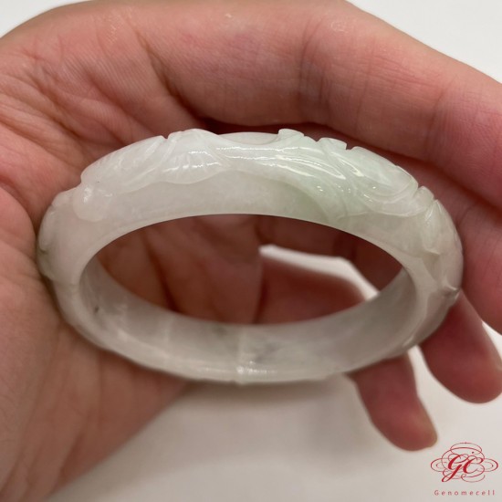 【肌容雪】天然緬甸A貨白底飄花雕工翡翠手鐲 編號78 (鐲寬 55.3mm #18號) 【肌容雪】天然緬甸A貨白底飄花雕工翡翠手鐲 編號78 (鐲寬 55.3mm #18號)