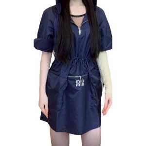 二手奢侈品miumiu 海軍藍科技絲綢連帽工裝短袖連身裙(9.9新 肩40胸52長82) -編號S432