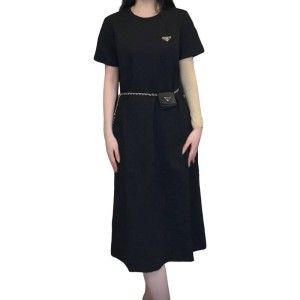 【二手精品9.9新】Prada（普拉達） 三角標短袖連身裙（肩38胸42長110袖長19）編號S480