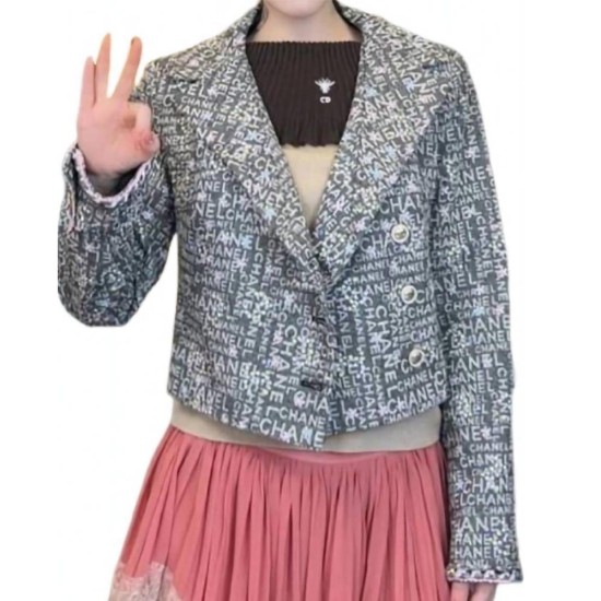 【二手精品9.9新】 Chanel (香奈兒) 滿版塗鴉 Logo 拼接短版丹寧外套 (肩38胸42長48袖長59)編號S531