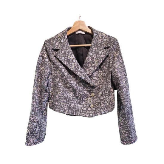 【二手精品9.9新】 Chanel (香奈兒) 滿版塗鴉 Logo 拼接短版丹寧外套 (肩38胸42長48袖長59)編號S531