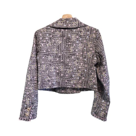【二手精品9.9新】 Chanel (香奈兒) 滿版塗鴉 Logo 拼接短版丹寧外套 (肩38胸42長48袖長59)編號S531