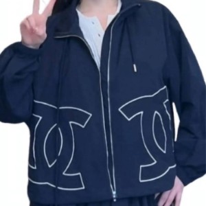 【二手精品9.9新】 CHANEL（香奈兒） 深藍色經典連帽風衣夾克外套 (落肩52胸56長57袖長53)編號S533