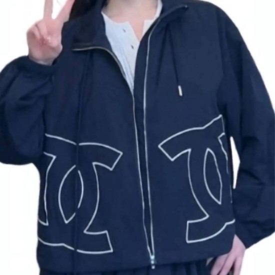 【二手精品9.9新】 CHANEL（香奈兒） 深藍色經典連帽風衣夾克外套 (落肩52胸56長57袖長53)編號S533