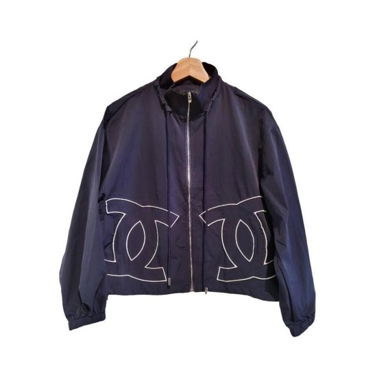 【二手精品9.9新】 CHANEL（香奈兒） 深藍色經典連帽風衣夾克外套 (落肩52胸56長57袖長53)編號S533