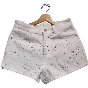 【二手精品9.9新】 香奈兒（Chanel）風格的水鑽裝飾白色牛仔短褲(腰36臀48長31)編號S556