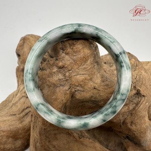 【肌容雪】天然緬甸A貨翡翠白底飄花平安鐲 編號363(鐲圍57.3mm#18號)