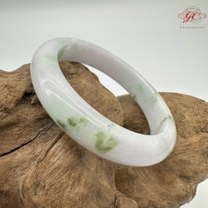 【肌容雪】天然緬甸A貨白底飄花翡翠平安鐲 編號383(鐲圍56.1mm#17.5號)