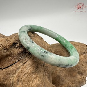 【肌容雪】天然緬甸A貨翡翠綠飄花圓條手鐲 編號533(鐲圍54.2mm#17號)