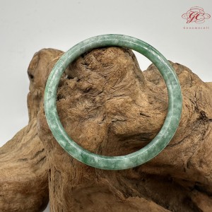 【肌容雪】天然緬甸A貨綠飄花翡翠叮噹鐲 編號552(鐲圍55.3mm#17.5號)