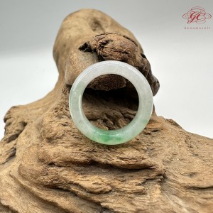 【肌容雪】天然緬甸A貨綠翡翠飄花戒圈 編號688(戒圍17.7mm#12號)