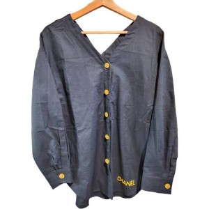 【二手精品9.9新】香奈兒 (CHANEL)經典法式慵懶風格 V 領長袖襯衫(肩56胸58長72袖長48)編號S446